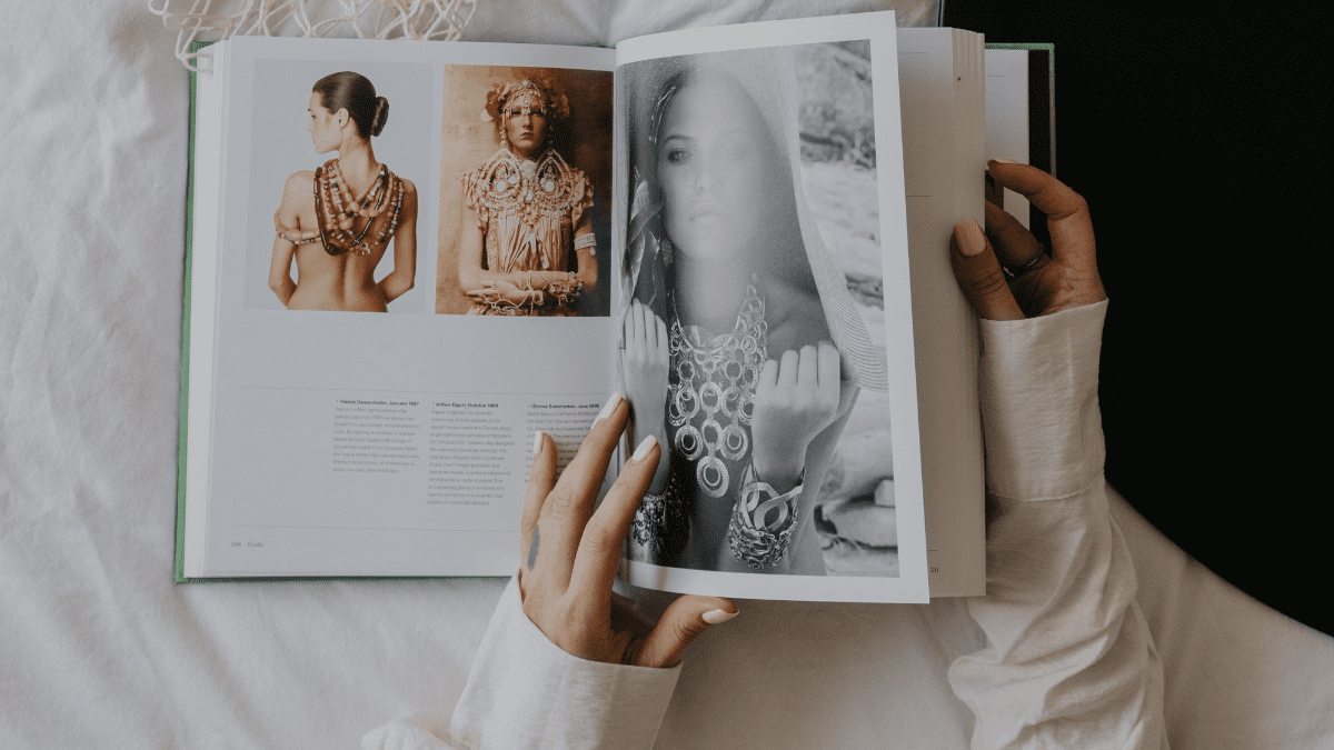 femme regardant un magazine de mode