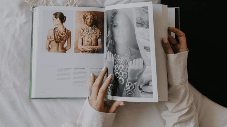 femme regardant un magazine de mode